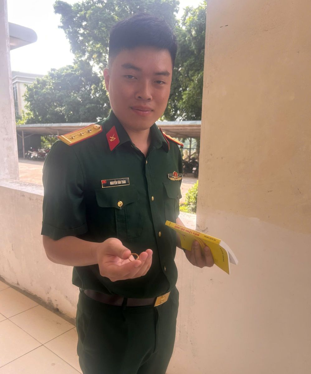 Tấm gương người tốt việc tốt: Thầy giáo quân nhân trả lại tài sản giá trị cho người đánh rơi