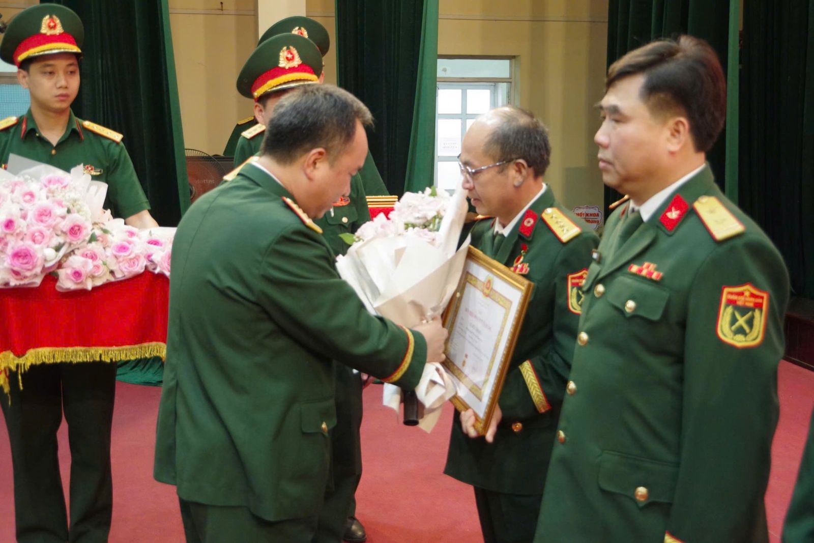 ĐẢNG BỘ TRƯỜNG CAO ĐẲNG HẬU CẦN 1 LONG TRỌNG TỔ CHỨC LỄ TRAO TẶNG HUY HIỆU ĐẢNG