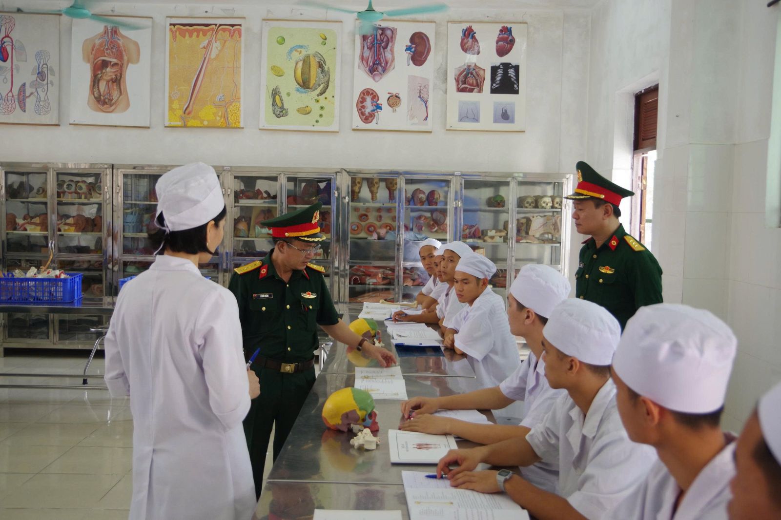 HIỆU TRƯỞNG NHÀ TRƯỜNG THĂM, KIỂM TRA, ĐỘNG VIÊN HỌC VIÊN, SINH VIÊN KHÓA MỚI