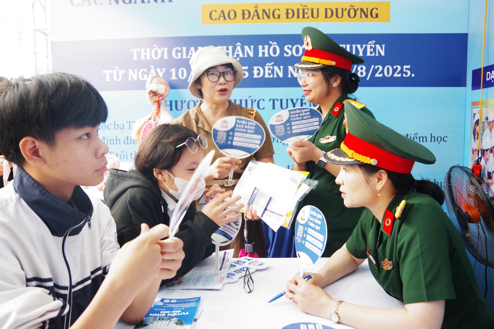 TRƯỜNG CAO ĐẲNG HẬU CẦN 1 THAM GIA NGÀY HỘI GẮN KẾT GIÁO DỤC NGHỀ NGHIỆP THỦ ĐÔ VỚI THỊ TRƯỜNG LAO ĐỘNG NĂM 2025