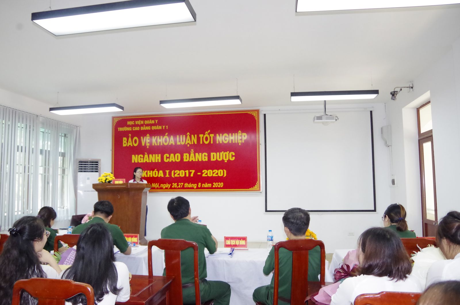 Học Cao đẳng Dược ra trường làm gì? Có dễ xin việc không?