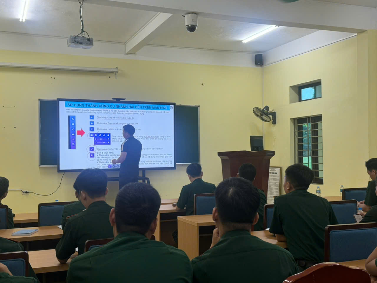 Trường Cao đẳng Hậu cần 1/Tổng cục Hậu cần - Kỹ thuật   Tổ chức tập huấn hướng dẫn sử dụng màn hình tương tác thông minh  cho đội ngũ nhà giáo, cán bộ quản lý giáo dục.