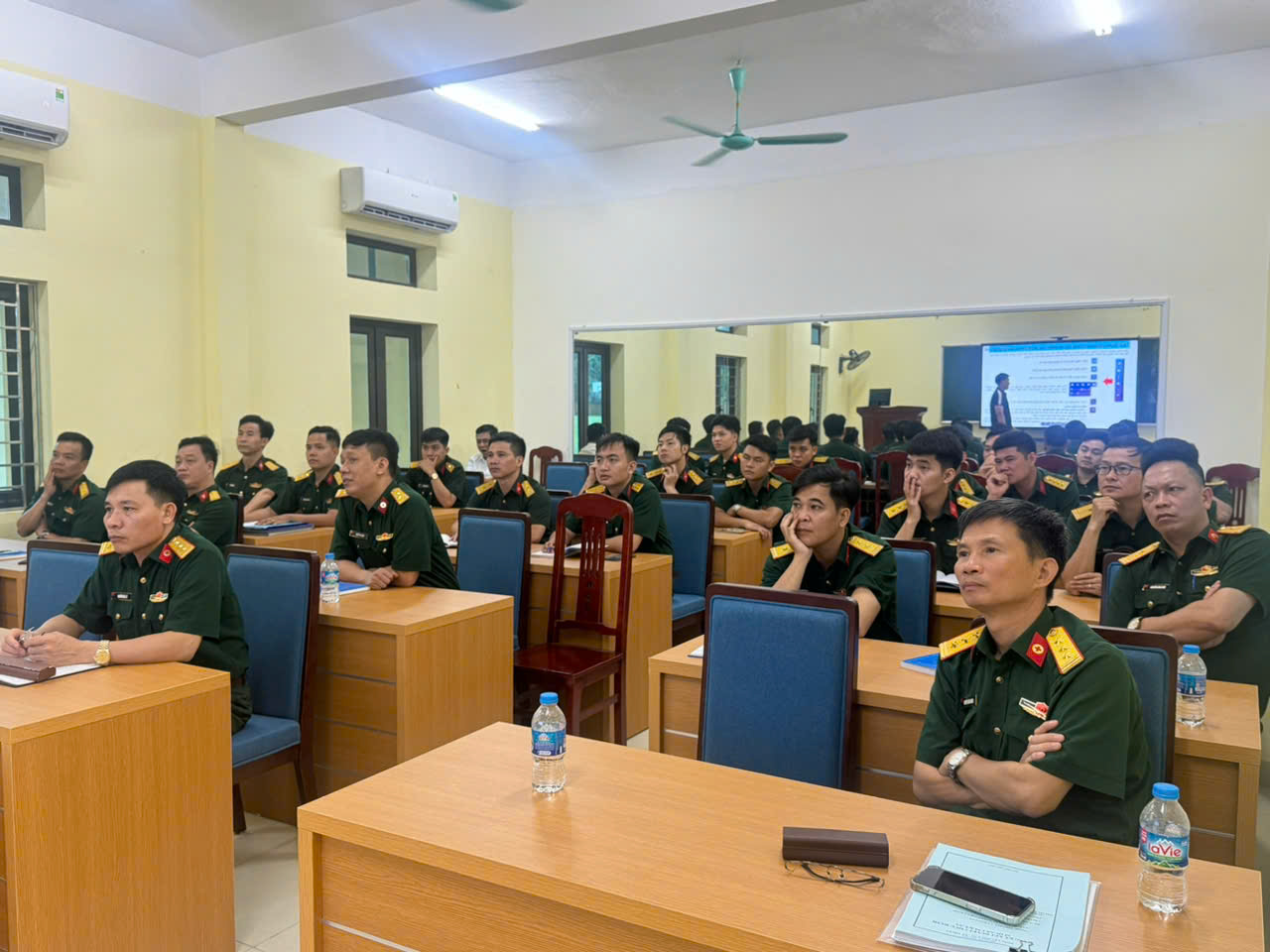 Trường Cao đẳng Hậu cần 1/Tổng cục Hậu cần - Kỹ thuật   Tổ chức tập huấn hướng dẫn sử dụng màn hình tương tác thông minh  cho đội ngũ nhà giáo, cán bộ quản lý giáo dục.