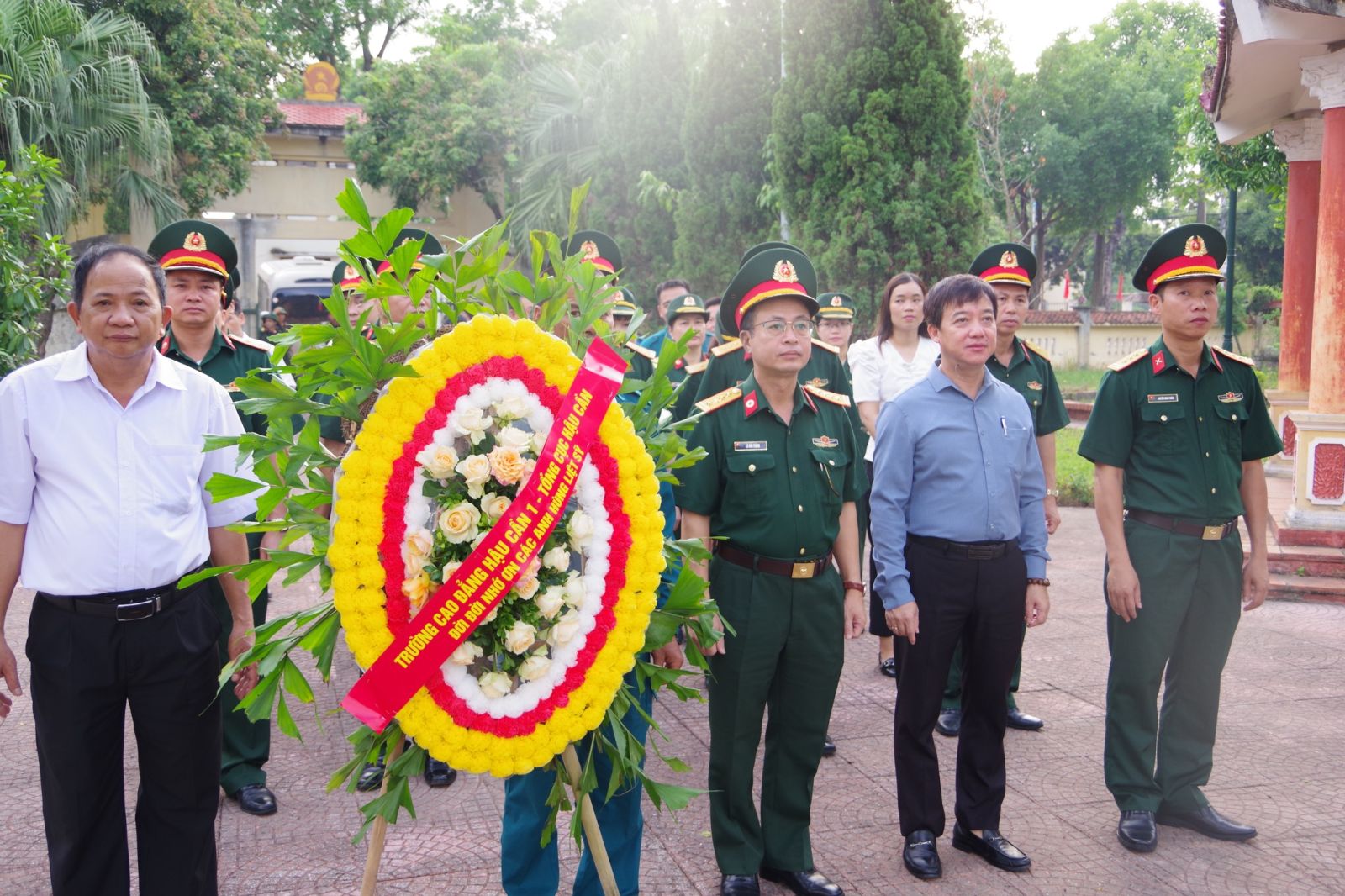 Dâng hương tại nghĩa trang liệt sỹ